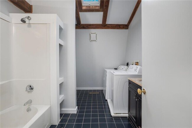 Building Photo - 31 Bridge St