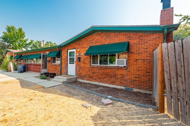 Building Photo - 2 Bedroom 1 Bathroom Unit Available Near BSU