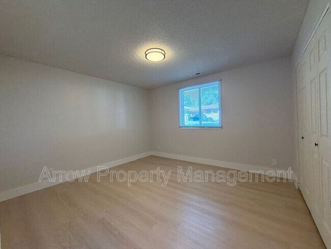 Building Photo - 515 W Saunders Ave
