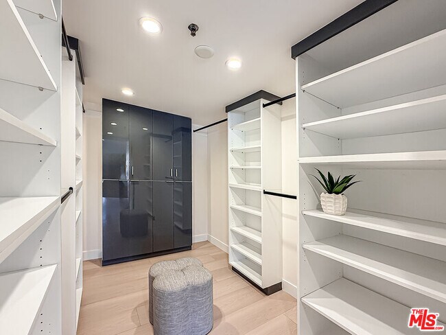 Building Photo - 1133 5th St