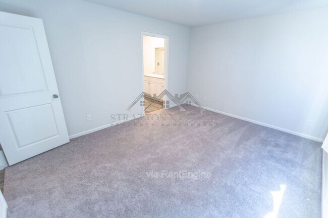 Building Photo - 3510 Mateo Dr