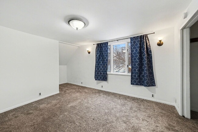 Building Photo - Stunning 3 bedroom rental minutes from downtown - $1800/Month