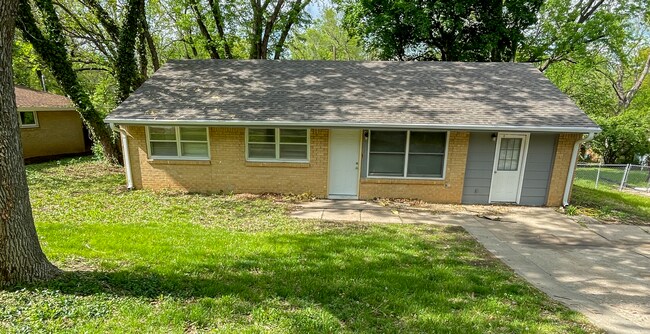 Building Photo - 3D Tour Available - 3 Blocks from Campus + Fenced-in Yard + Washer & Dryer! Available June 13th!