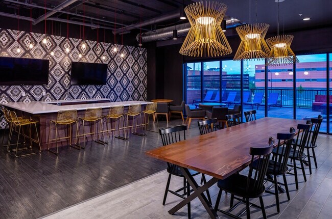 Building Photo - 1400 Walnut St