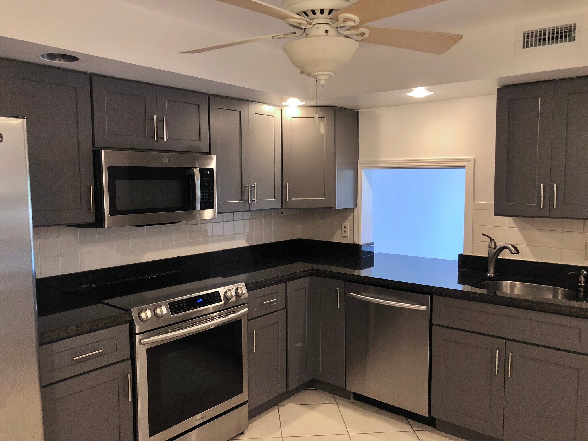 Building Photo - 640 Tennis Club Dr