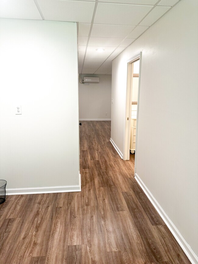 Building Photo - 4565 Kent Rd