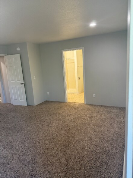 Building Photo - 551 N Robin Cir