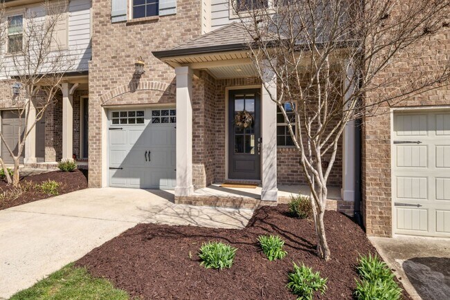 Building Photo - 3 BR/2.5 BA Luxury Townhome