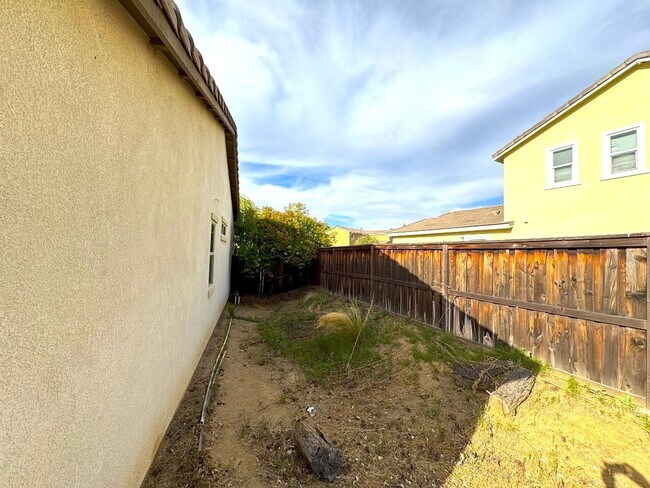Building Photo - Single story house with Mountain views - c...