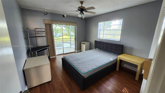 Building Photo - 419 Saxony Way