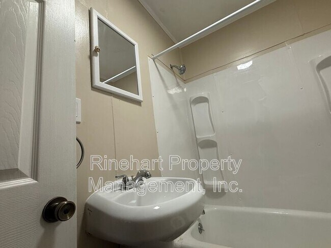 Building Photo - 242 S Cherry Rd