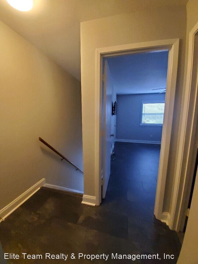Building Photo - 2 br, 1.5 bath House - Cemetery St 309 Unit D