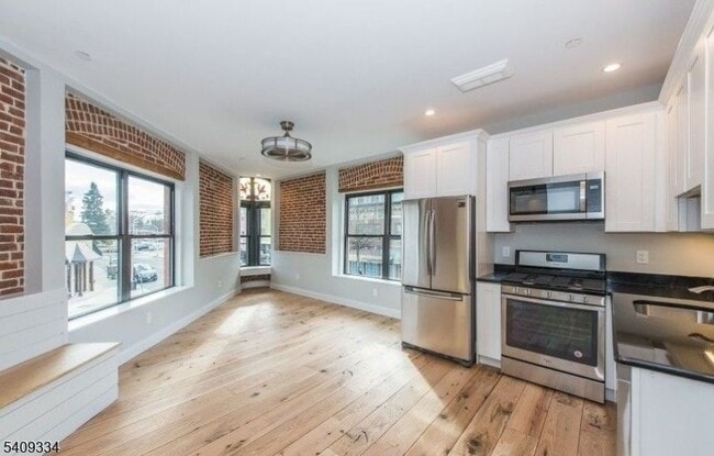 Building Photo - 44 Elm St