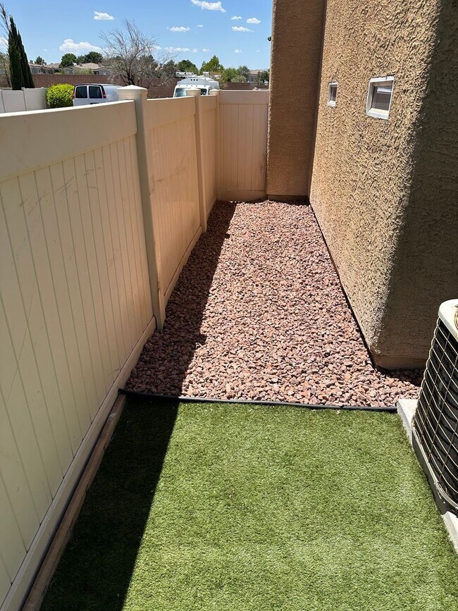 Building Photo - Newly Renovated 4 bedroom, 3 Bath with Pool