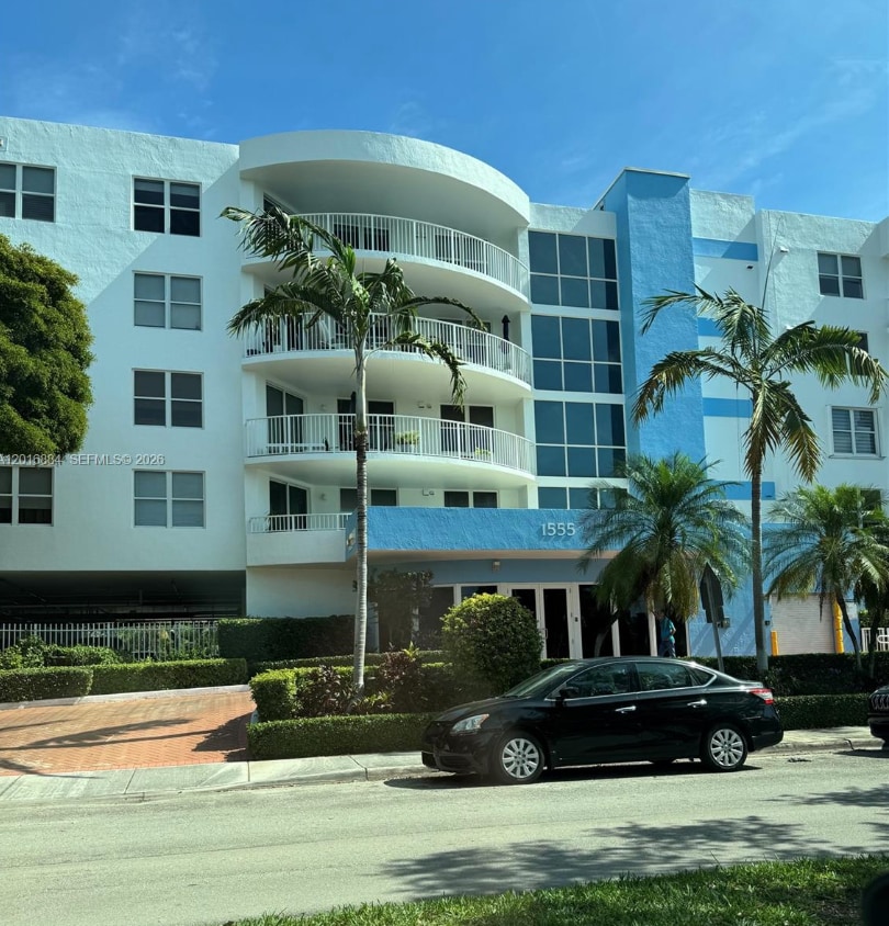 Building Photo - 1555 N Treasure Dr