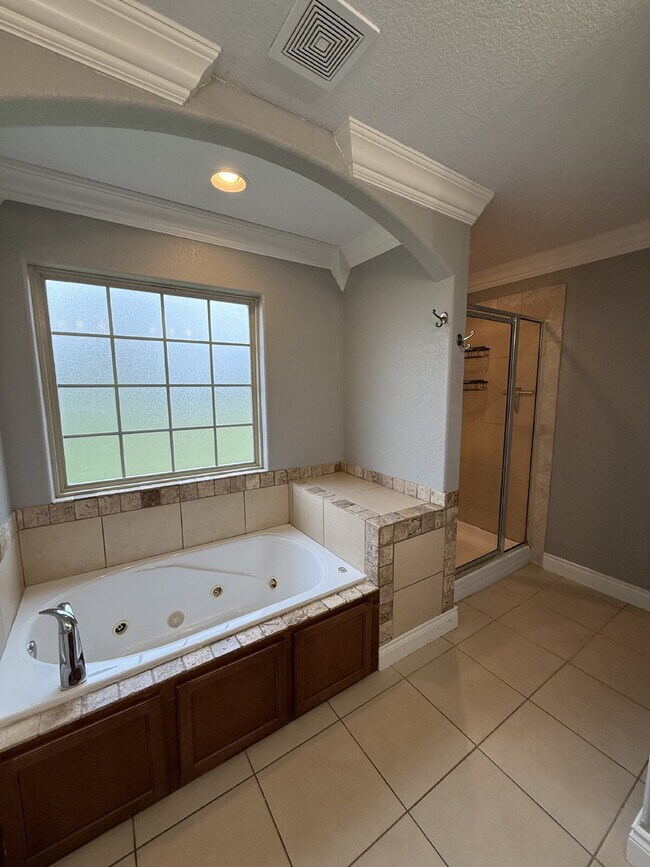 Building Photo - Great Outdoor Living Space / 4BR with 3 Ca...