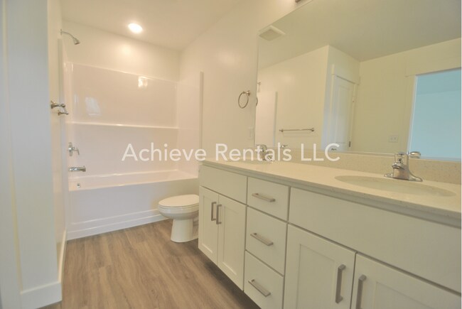 Building Photo - Beautiful 3 Bed Townhome in Nibley with pool!