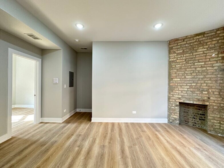 Building Photo - 442 W Belden Ave