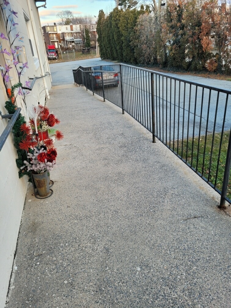 Private Entrance - 130 KURTZ AVE