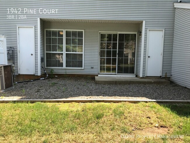 Building Photo - 1942 Pine Ct