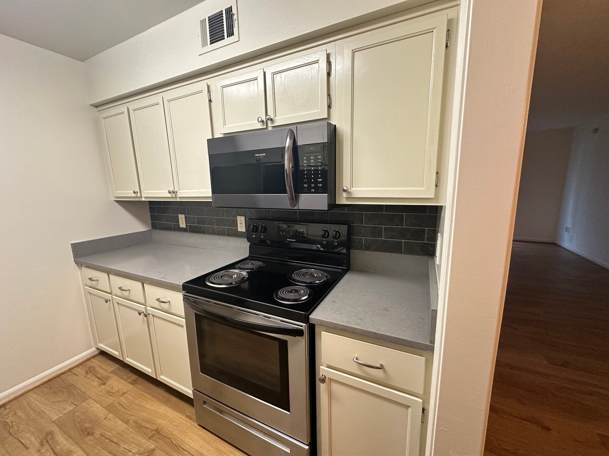 kitchen stove and microwave - 2118 Acklen Ave