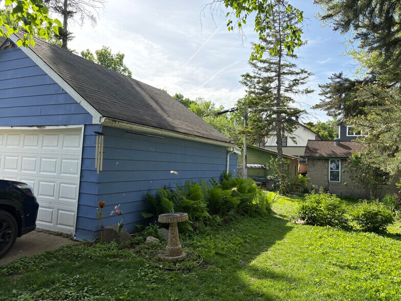 Building Photo - 944 E Mifflin St