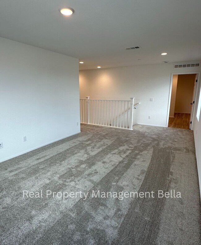 Building Photo - Modern Luxury Awaits: Discover Your Dream Home!