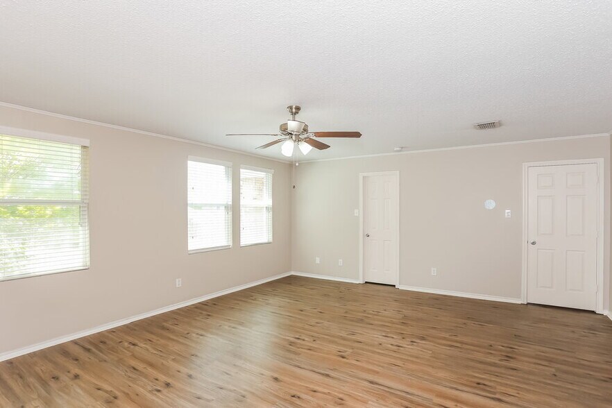 Building Photo - 2044 W Grove Ln