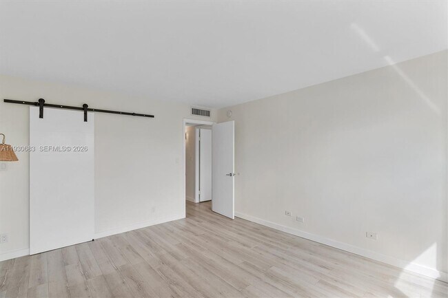 Building Photo - 10101 E Bay Harbor Dr