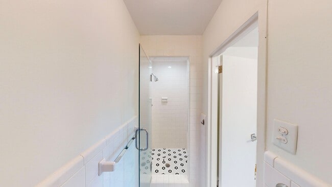 Building Photo - 1300 Queens Rd