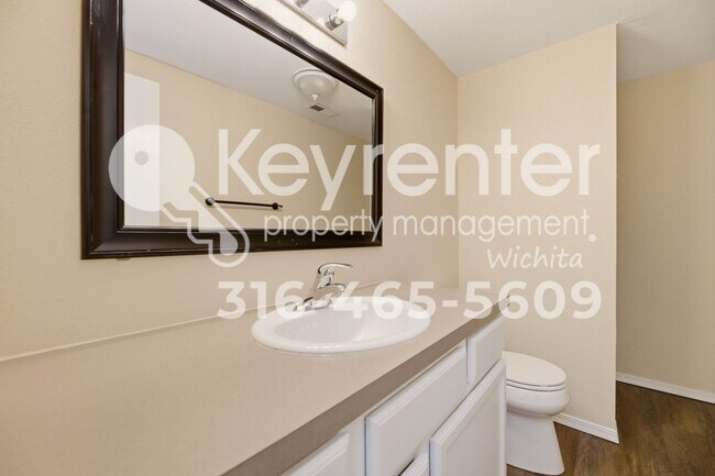 Building Photo - Well maintained 3 bedroom, 3 bath home close to everything you need!