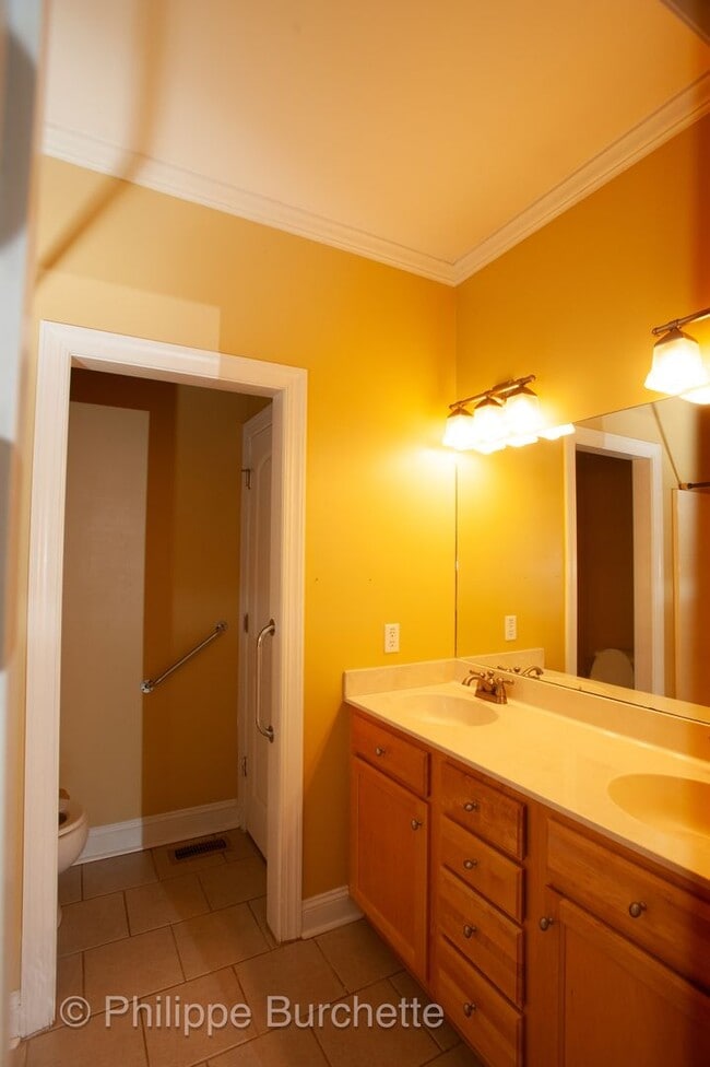 Building Photo - $1,800 – 3-bedroom, 2-bathroom house in Ro...