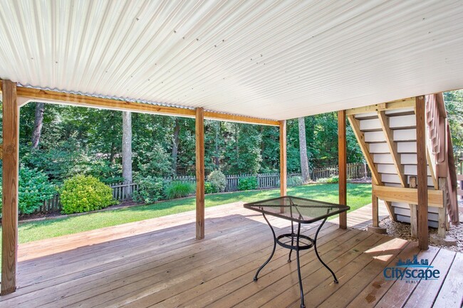 Building Photo - WONDERFUL WOODLAKE HOME WITH 1ST FLOOR BED...