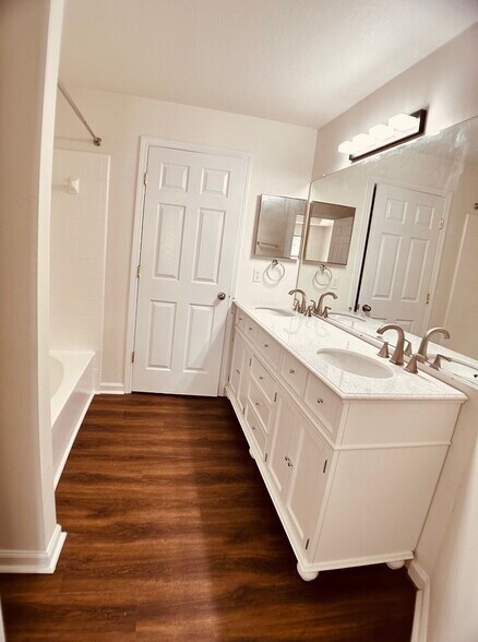 Master Bathroom - 1575 Ridenour Pkwy NW