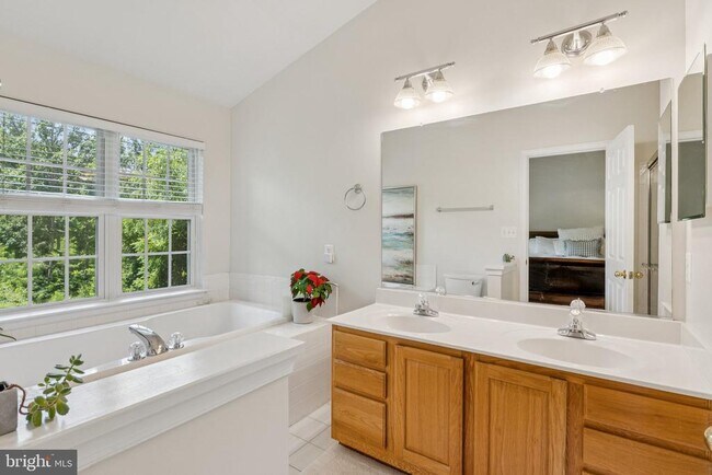 Building Photo - 856 Stonehurst Ct