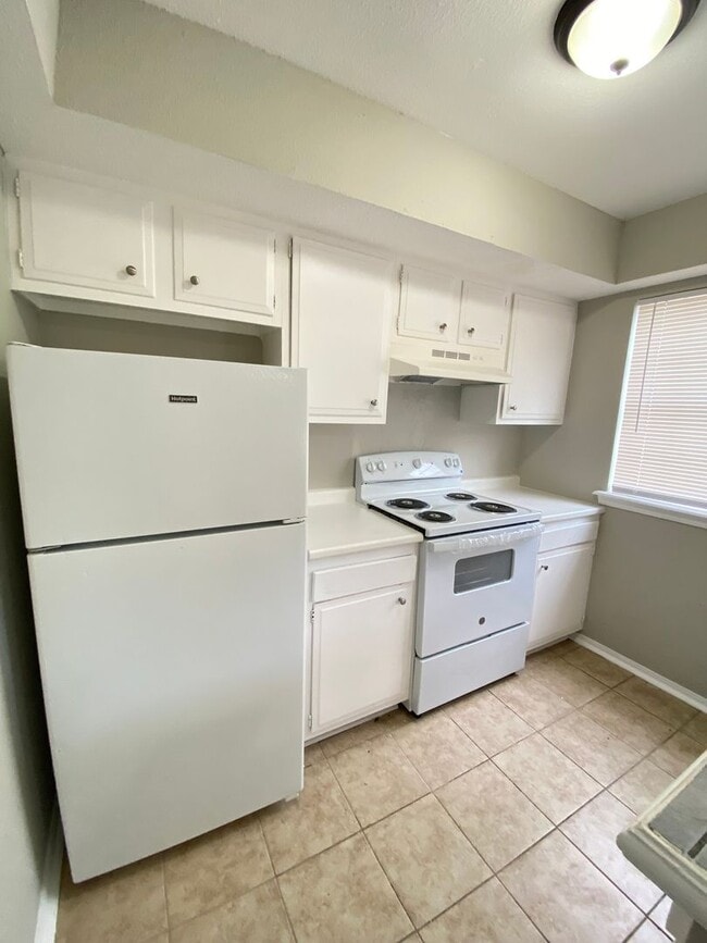 Building Photo - 2 Bedroom 1.5 Bath Apt at the Monterey Square Apts NW OKC