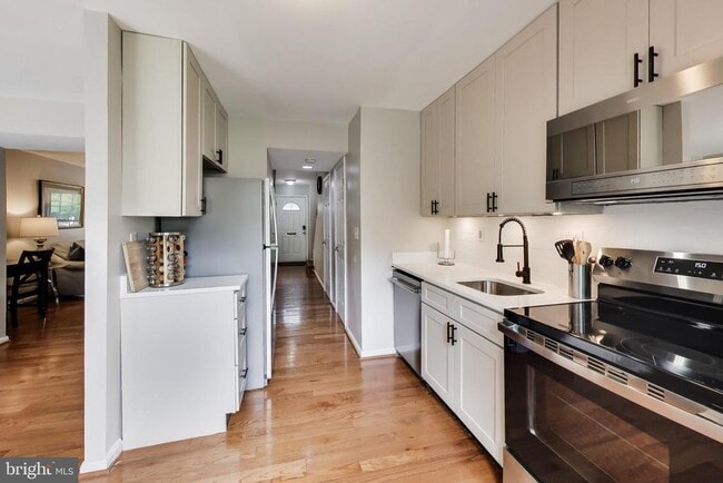 Building Photo - 10075 Maple Leaf Dr