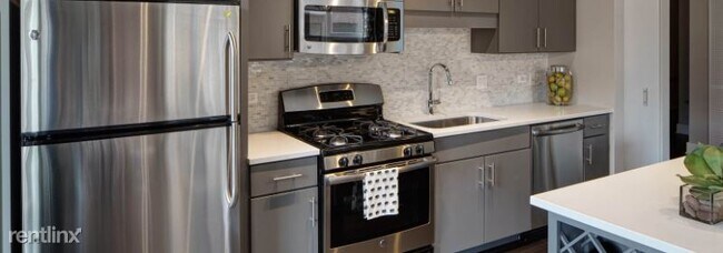 Building Photo - Studio, 1 bath Condo - 850 N Clark St