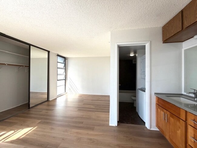 Building Photo - 2 Bedroom, 2 Bathroom, 1 Gated Parking (McCully)