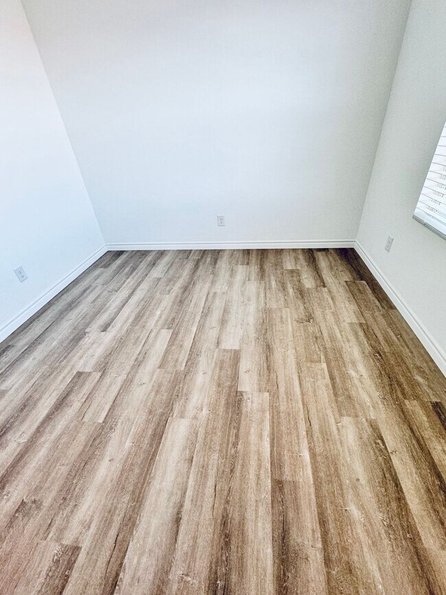 Building Photo - Spacious Three Story 3 Bed 3.5 Bath Smarth...