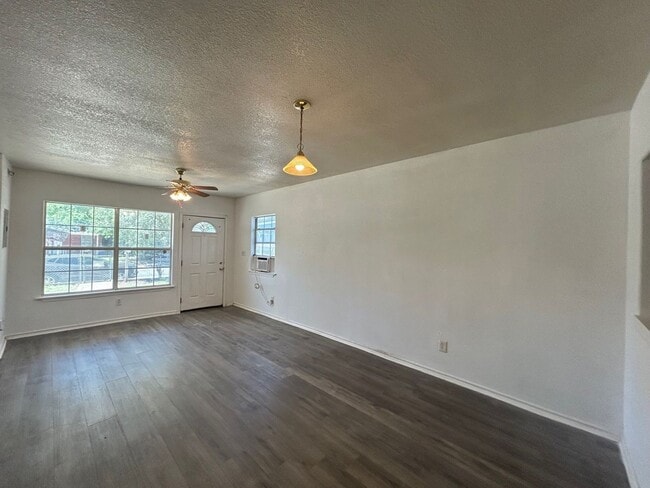 Building Photo - COMING SOON! Cute 3 Bedroom, 1 Bath Close to Downtown San Antonio.