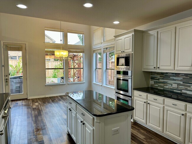 Building Photo - 928 Falcon Dr