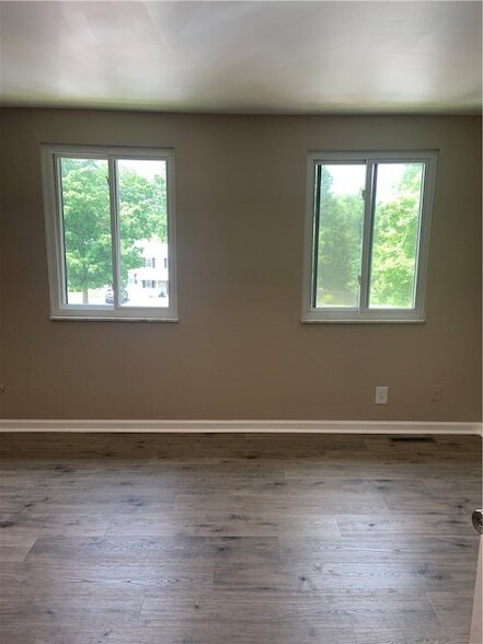 Building Photo - 203 Parkwood Dr