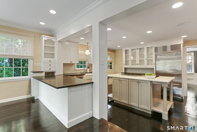 Building Photo - 890 Silvermine Rd