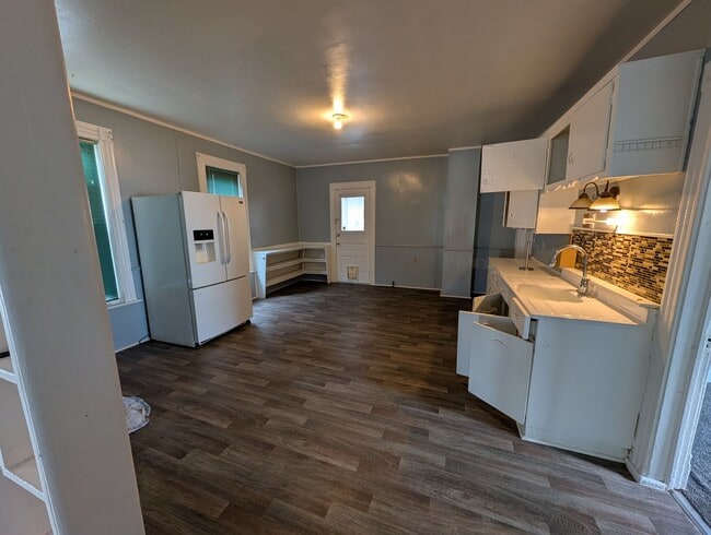 Building Photo - Spacious 1st floor apartment