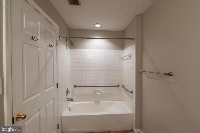 Building Photo - 689 Winding Stream Way