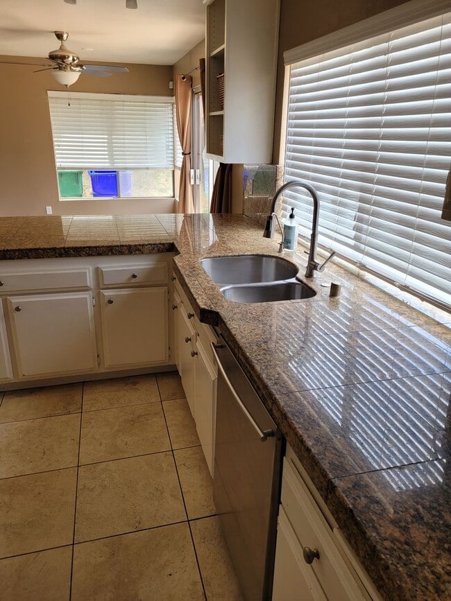 Building Photo - Spacious Home In A Great Location