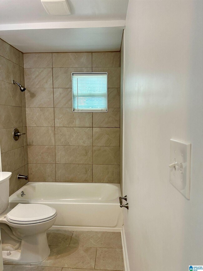 Building Photo - 1911 19th Ct N