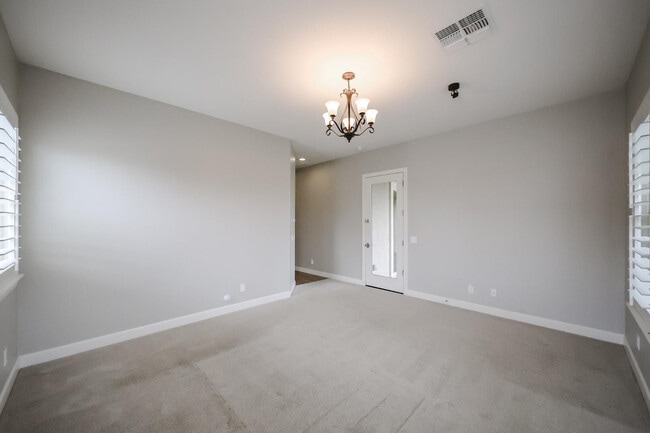 Building Photo - 1424 E Pedro Rd