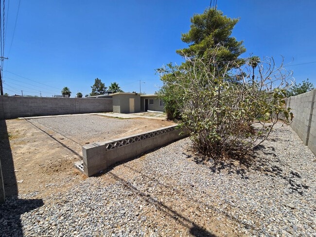 Building Photo - Single story 3 Bedroom house ready for mov...